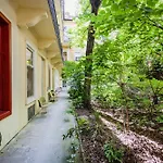 Art Lovers Loft-Garden View 3Br 2Ba Central Gem