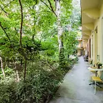 Art Lovers Loft-Garden View 3Br 2Ba Central Gem