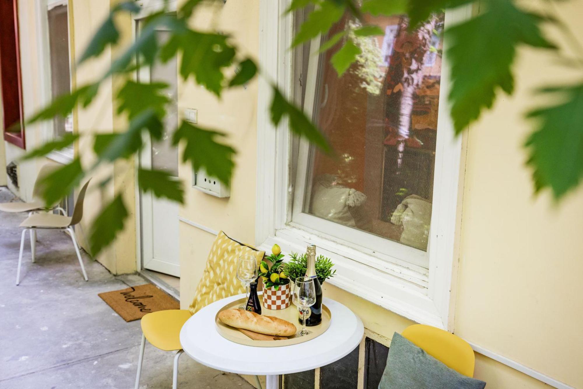 Art Lovers Loft-garden View 3br 2ba Gem * Budapest