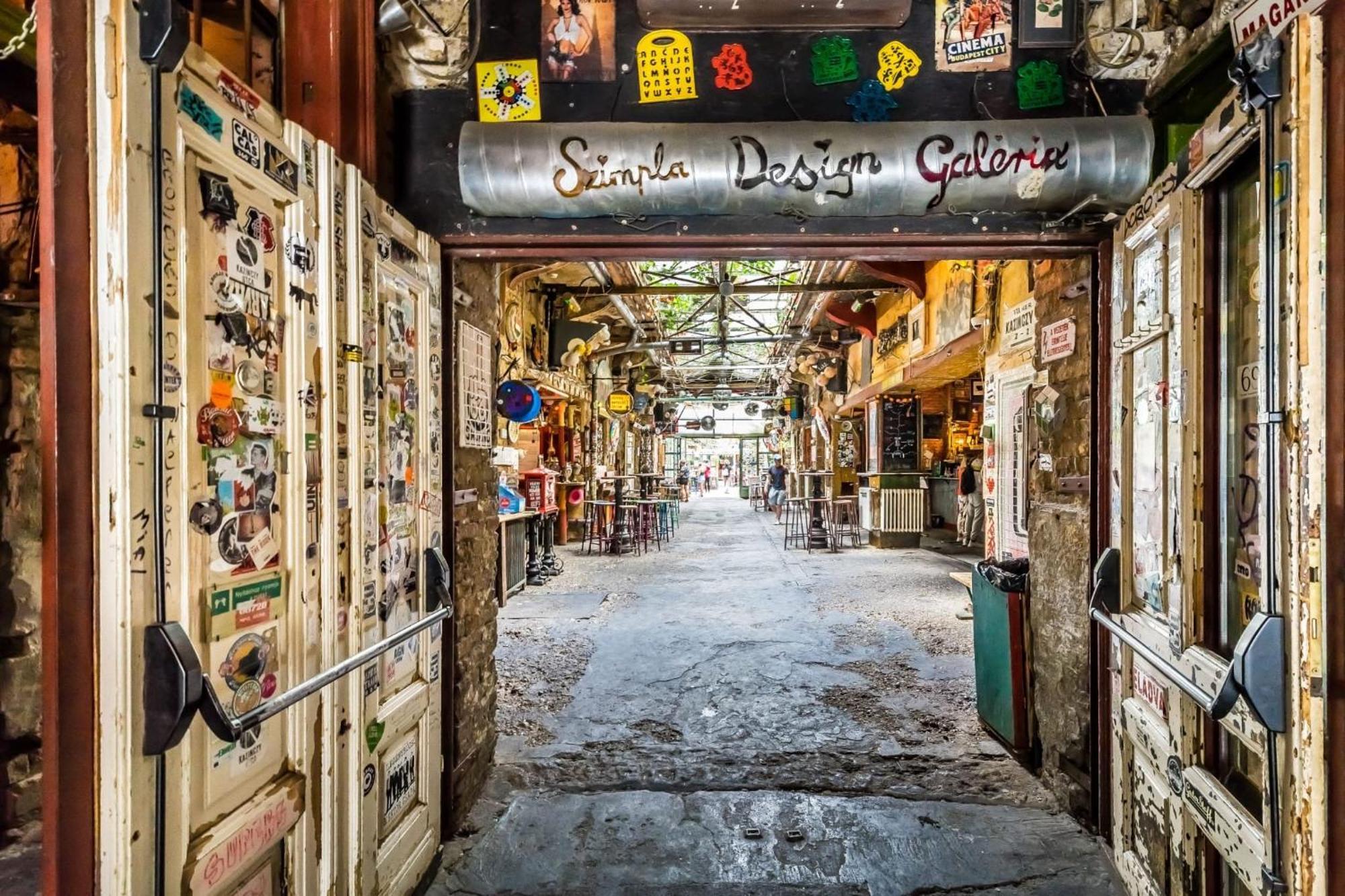 Experience Nightlife Right Next To Szimpla Kert Apartment Budapest