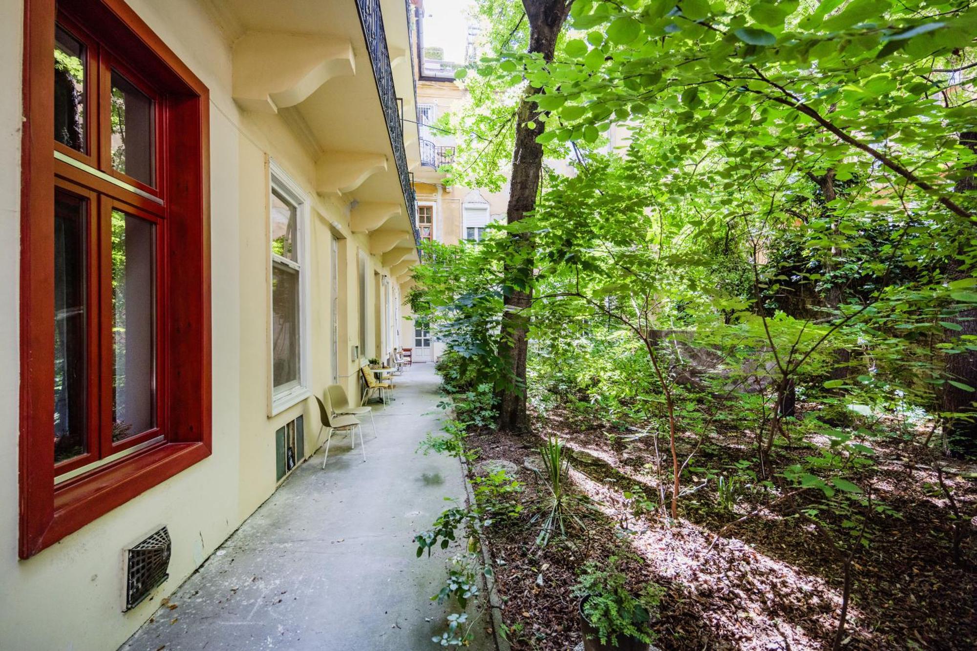 Art Lovers Loft-Garden View 3Br 2Ba Central Gem *