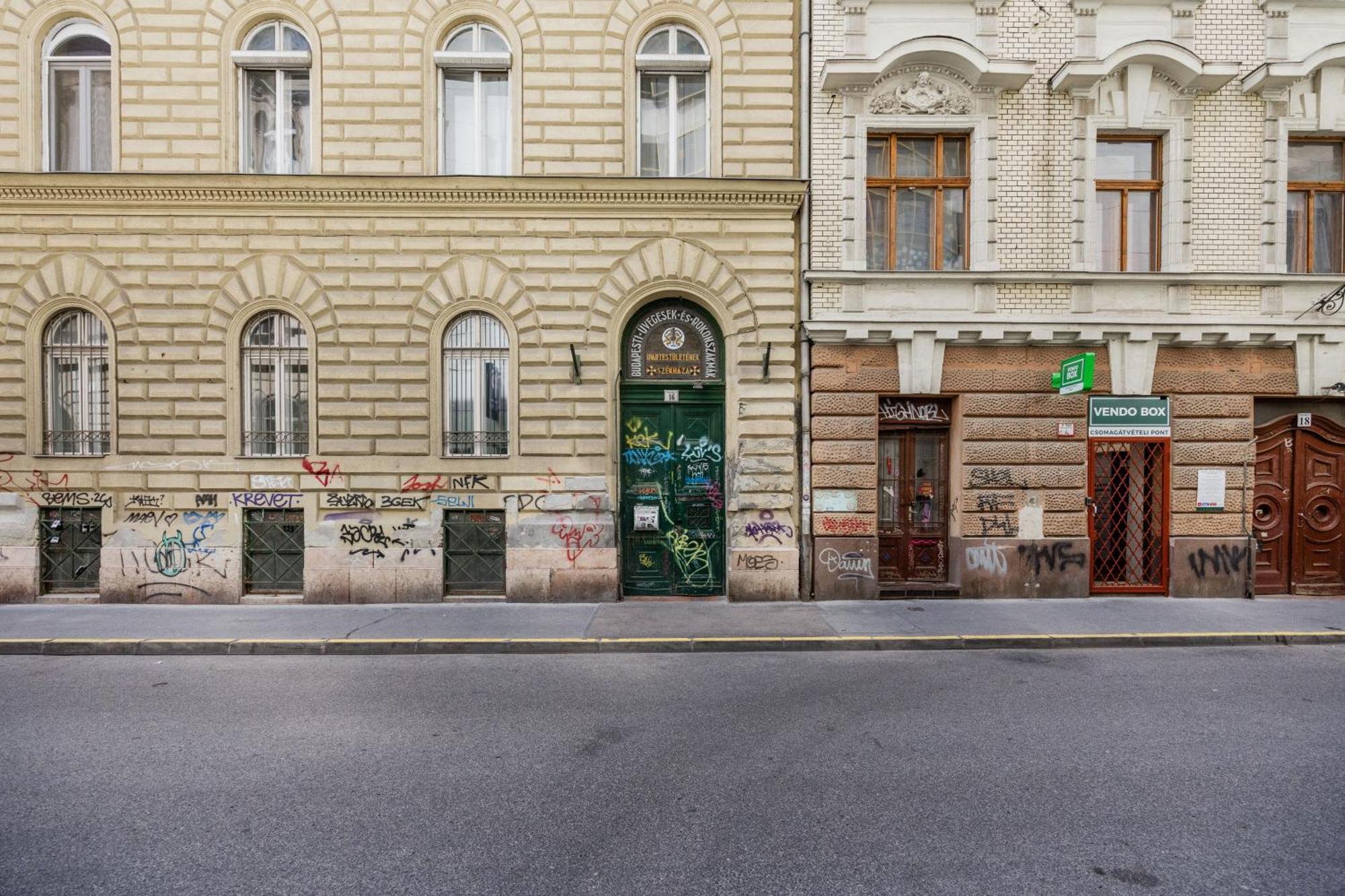 Art Lovers Loft-Garden View 3Br 2Ba Central Gem * Budapest