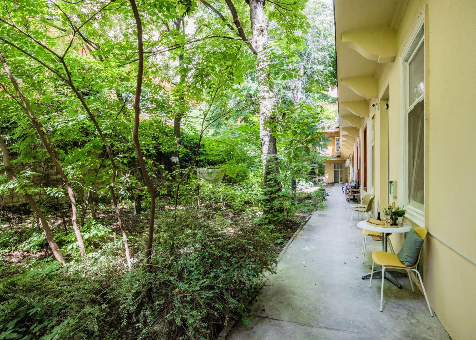 Art Lovers Loft-Garden View 3Br 2Ba Central Gem Apartamento Budapest
